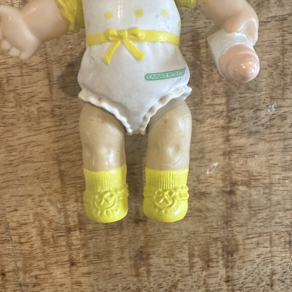 Vintage 1984 CPK CABBAGE PATCH KIDS mini PVC figure baby bonnet bottle poseable - Picture 4 of 7